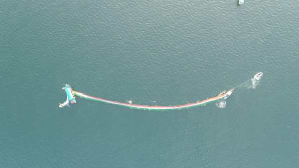 लोणंदच्या ‘डोंगर ग्रुप’ने तारकर्लीच्या समुद्रात फडकावला 321 फूट तिरंगा ध्वज