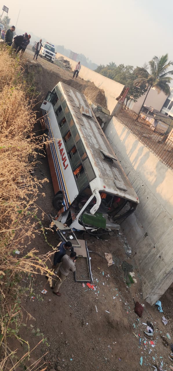 सहलीच्या बसचा अपघात, दहा विद्यार्थी जखमी