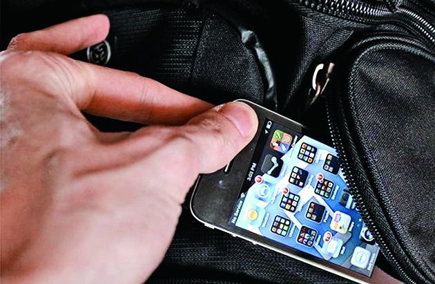 मोबाईल चोरल्याप्रकरणी अनोळखी महिलेवर गुन्हा