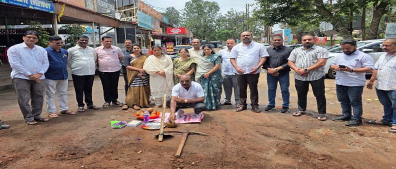शॉपिंग सेंटरमध्ये नव्या सुलभ शौचालयाचे भूमिपूजन 