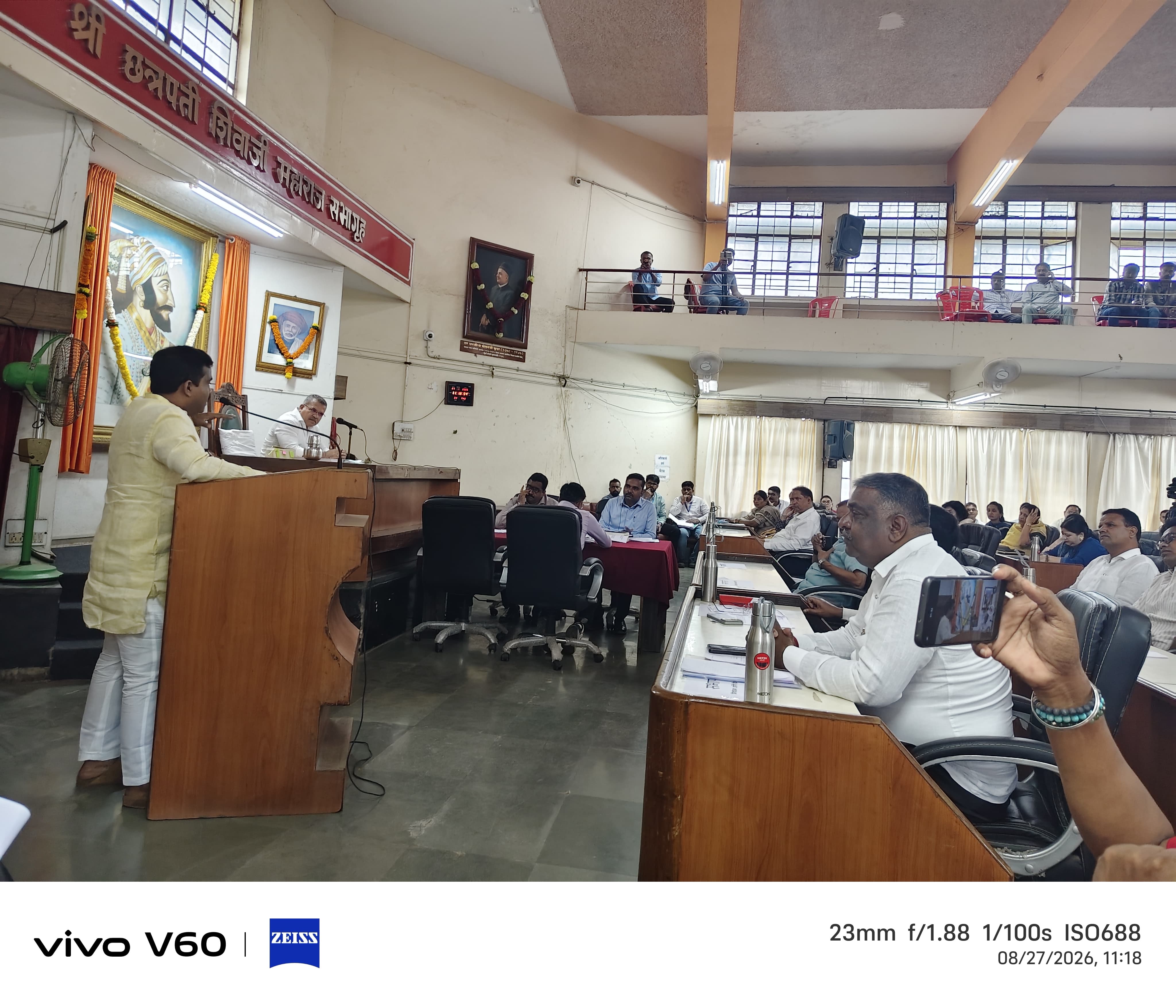 सातारा पालिकेच्या सभेत प्रशासनाची पोलखोल; गॅस पाईपलाईनवरून खंदारेंचा थेट हल्लाबोल 