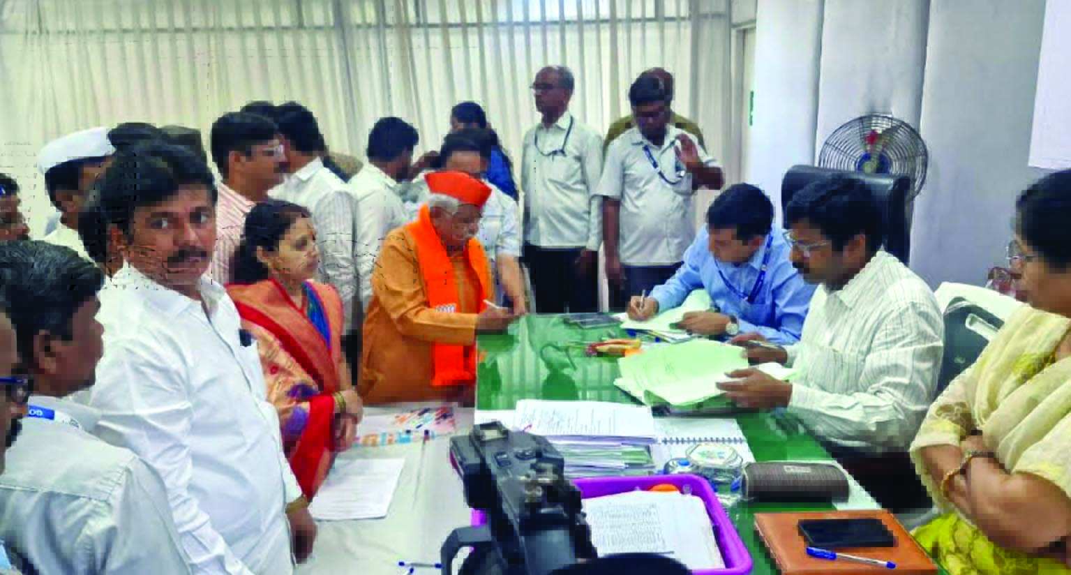 कराड नगरपालिकेच्या  निवडणुकीसाठी  नगराध्यक्ष पदासाठी २२ तर नगरसेवक पदासाठी तब्बल ३३० अर्ज दाखल