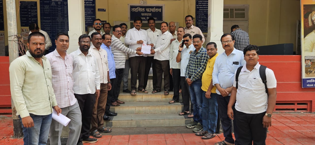 *पत्रकारांविषयी अवमानकारक वक्तव्य करणाऱ्या खा. संजय दिना पाटील यांचा फलटण येथे पत्रकारांनी केला निषेध* 